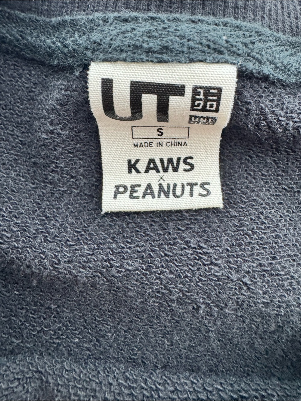 Uniqlo UT KAWS x Peanuts Snoopy Skateboard Crewneck Sweatshirt SM Black UNISEX - Picture 3 of 8